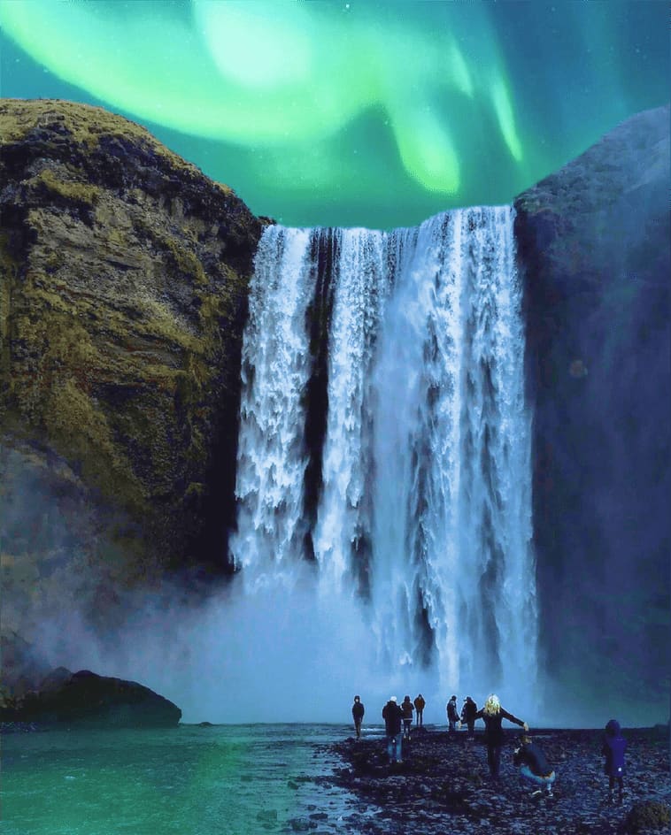Una cascada en Islandia, bajo la aurora boreal.
