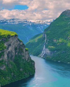 Fotografía de los impresionantes fiordos noruegos.