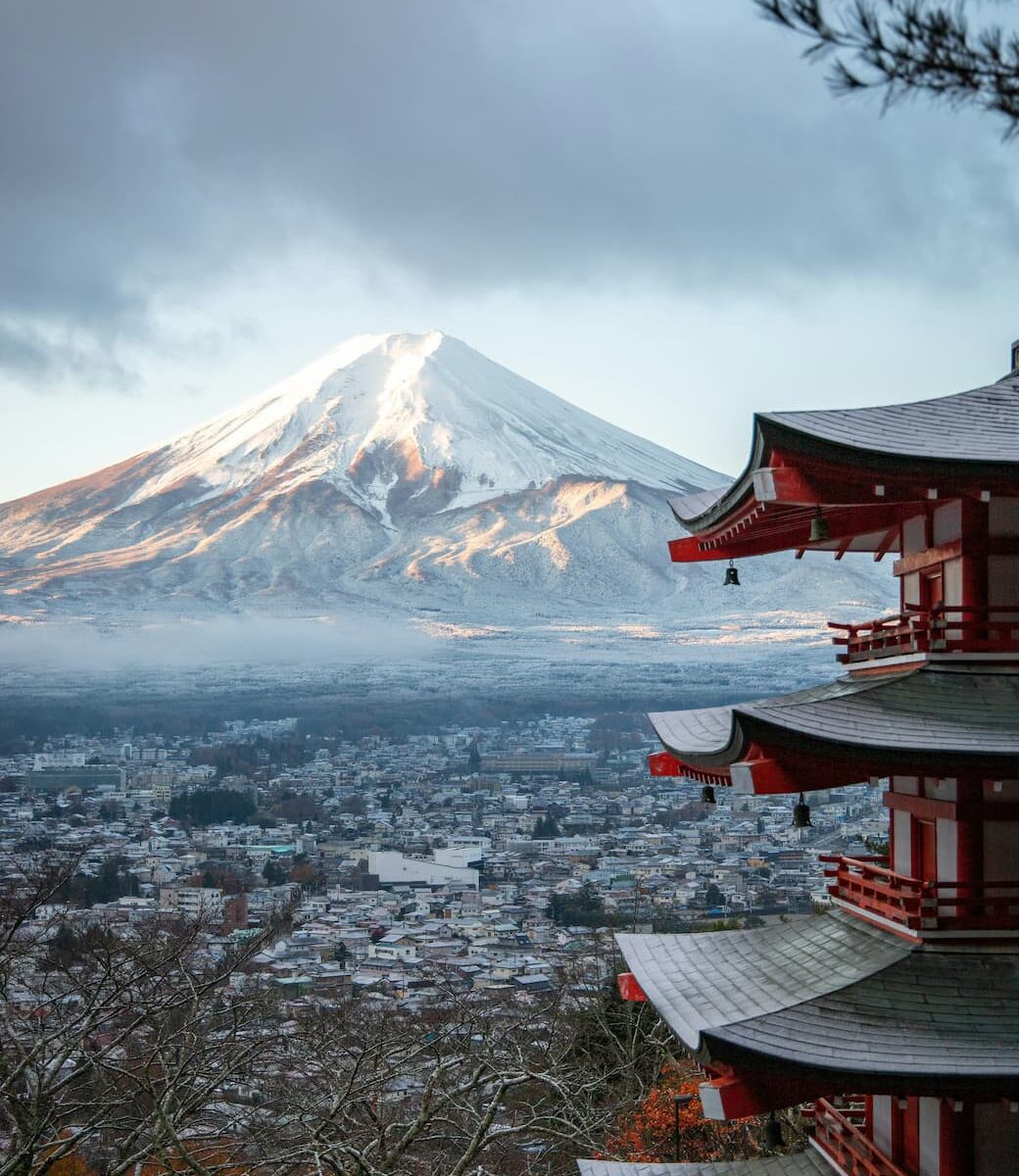 Un templo con el majestuoso monte Fuji a lo lejos en Japón